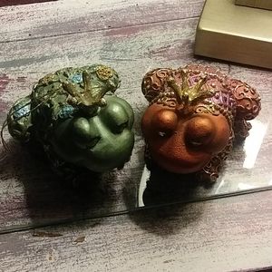 Set of two decorative frogs 🐸
